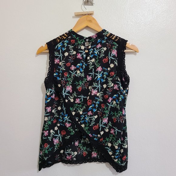 3/$20 💕 Paper Crane Floral Lace Wrap Back Sleeveless Top, Medium - Picture 3 of 9